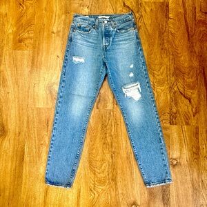 Vintage Big E Distressed Cropped Wedgie Levi’s Jeans. 25